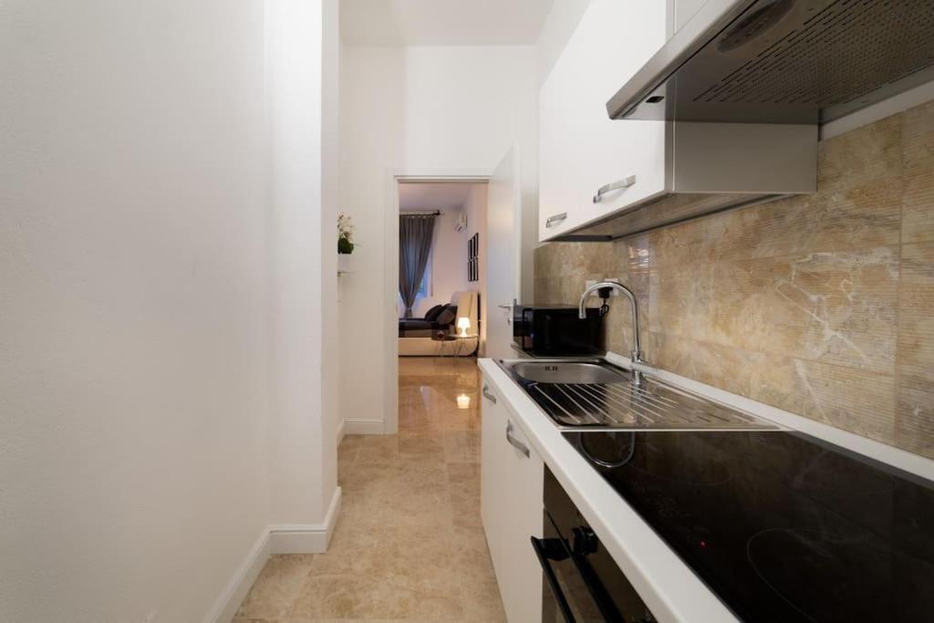 San Babila - Luxury Milanese Apartment Bagian luar foto