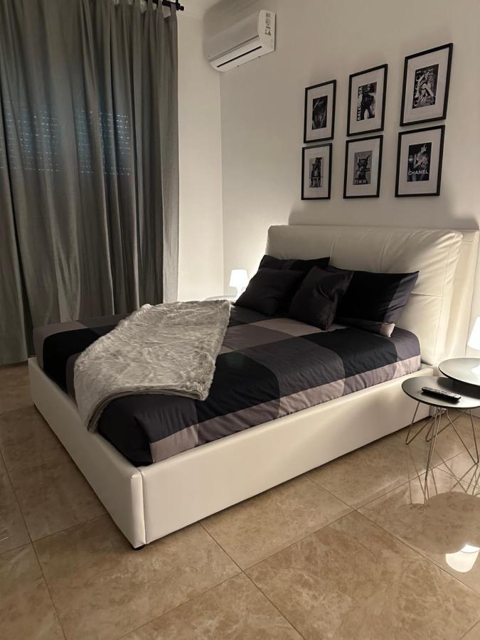 San Babila - Luxury Milanese Apartment Bagian luar foto